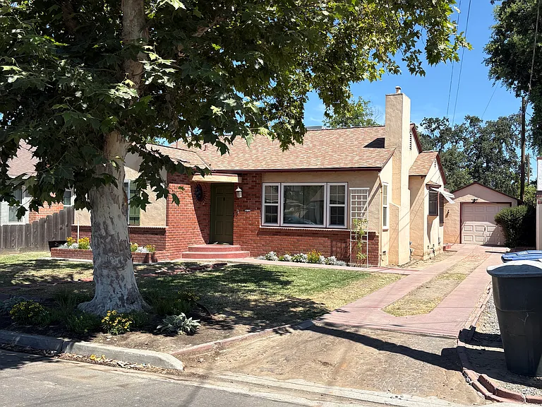 402 W Neville St — Photo 2