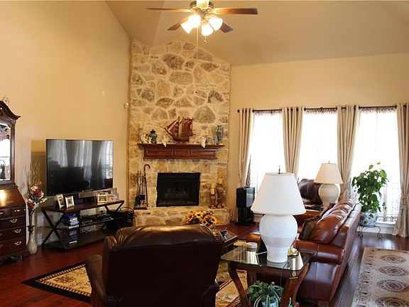 2nd image of 409 Lone Oak Ct