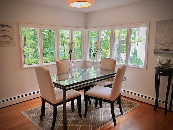 Dining room w/ views of lake