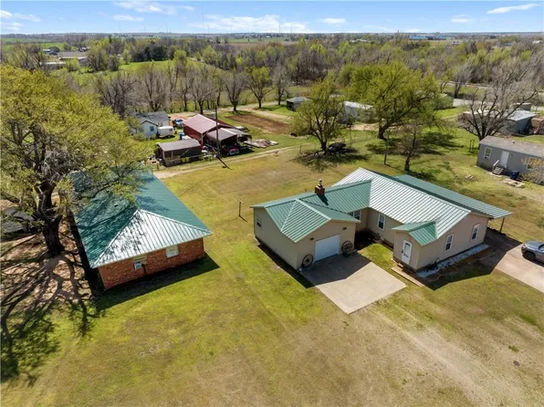 115 SE Burt St, Minco, OK 73059
