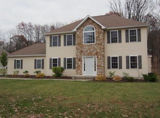 89 Greystone Dr, Mountain Top, PA 18707