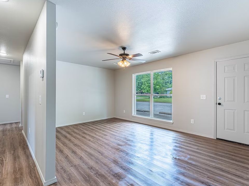 1st image of 800 Henryetta St #18