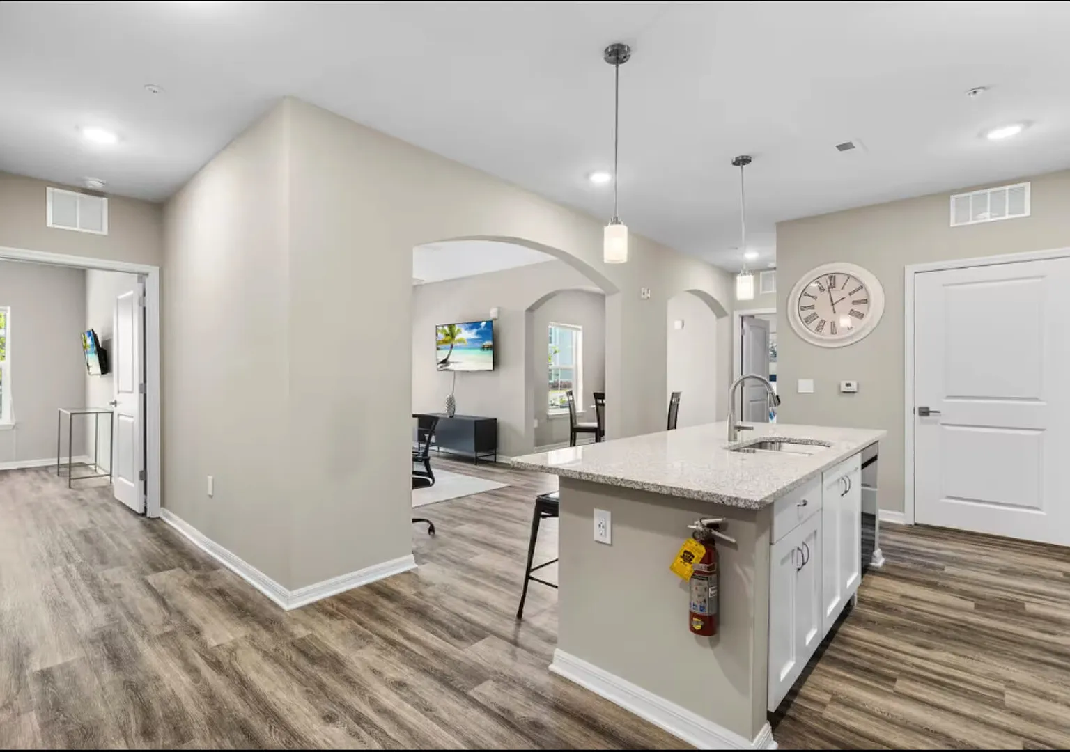 2 Bed Retreat: Ground Floor! Pool, Gym, Laundry — Photo 2