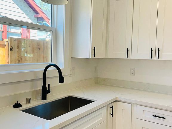 3rd image of 917 N Alder St #B
