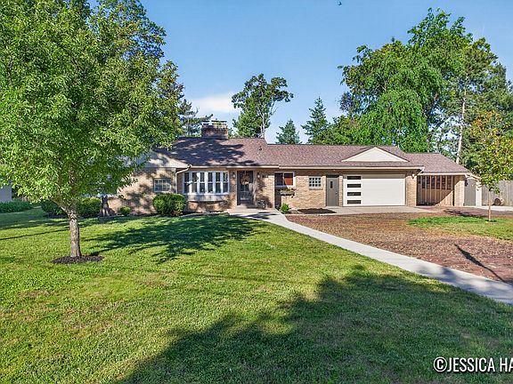 3rd image of 3311 Dorais Dr NE