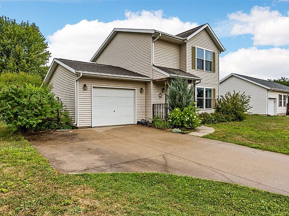 2nd image of 30 Hawthorne Pl