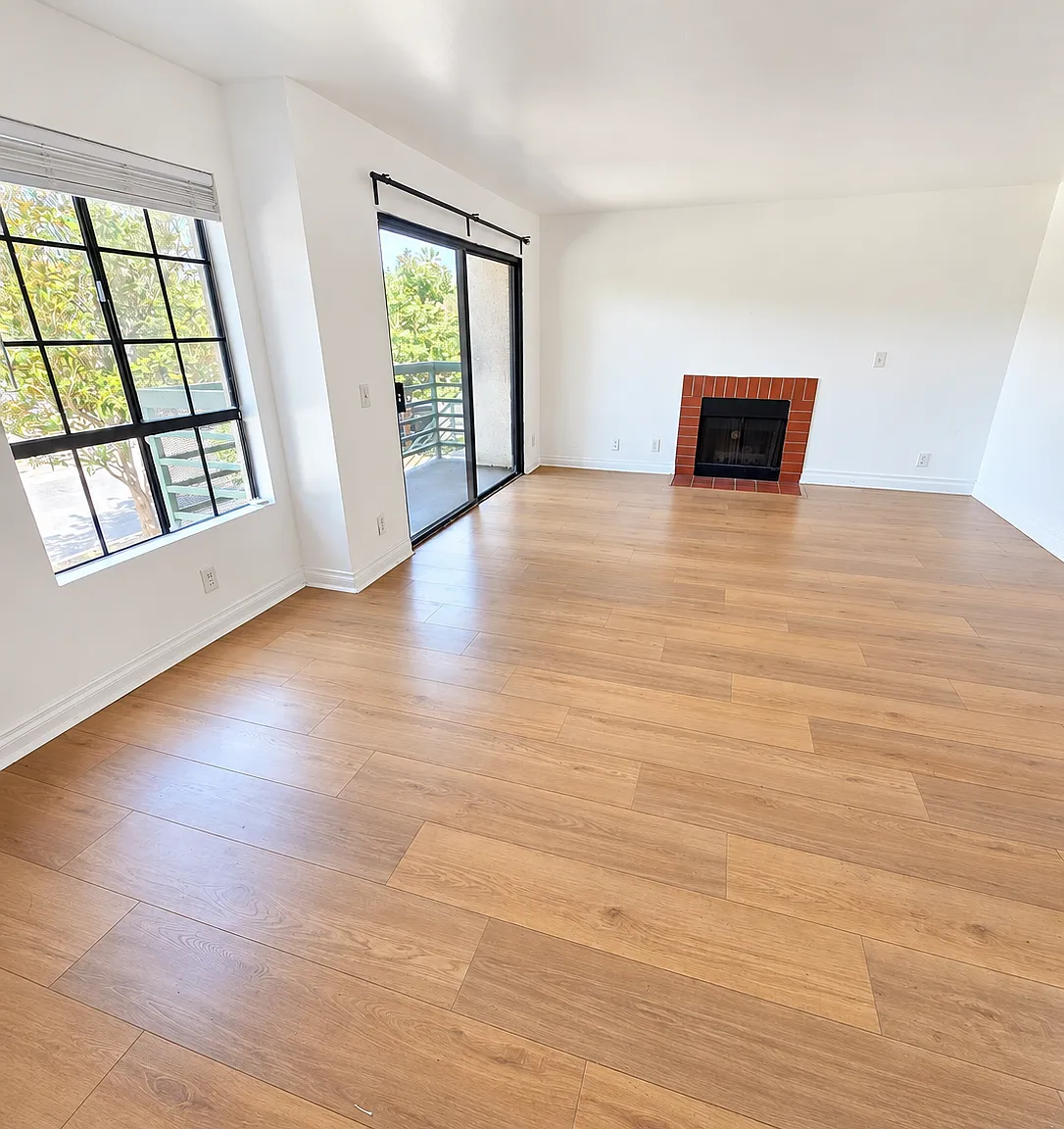 2 bed, 1000 sqft, $2,995 — Photo 3