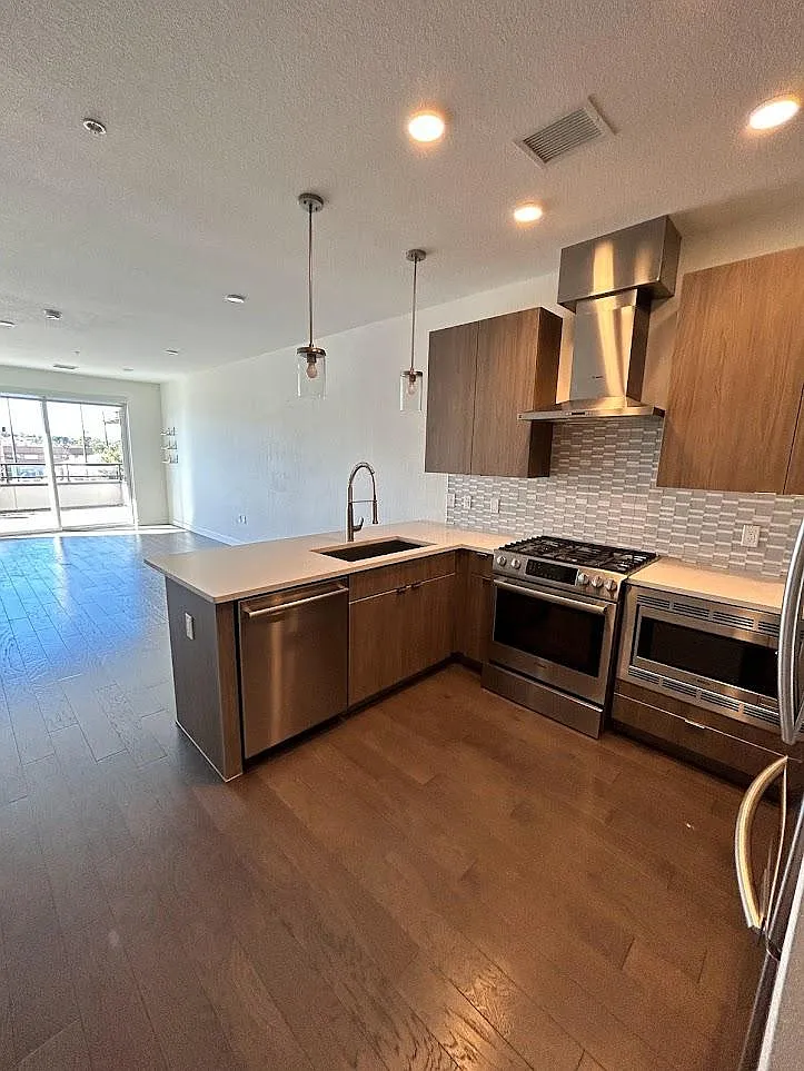 Building Photo - 1616 S Broadway St #204