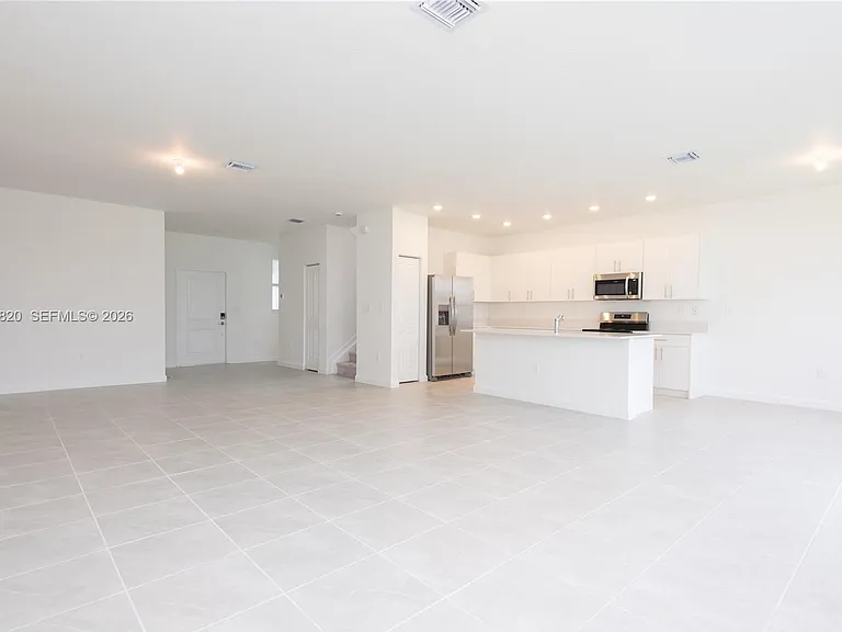 2631 SE 8th Ct #2631 — Photo 2