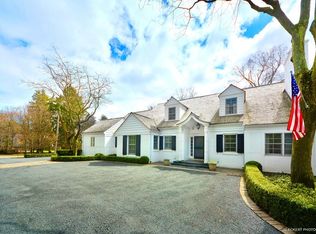 1070 Elm Tree Rd, Lake Forest, IL 60045