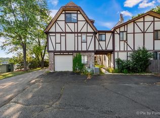 828 Village Quarter Rd APT F, West Dundee, IL 60118