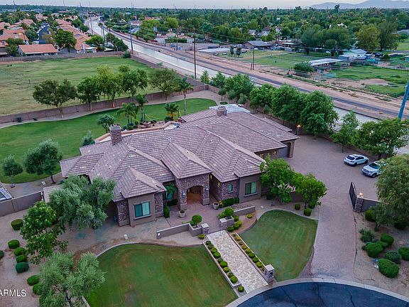 3rd image of 1131 E Desert Ct