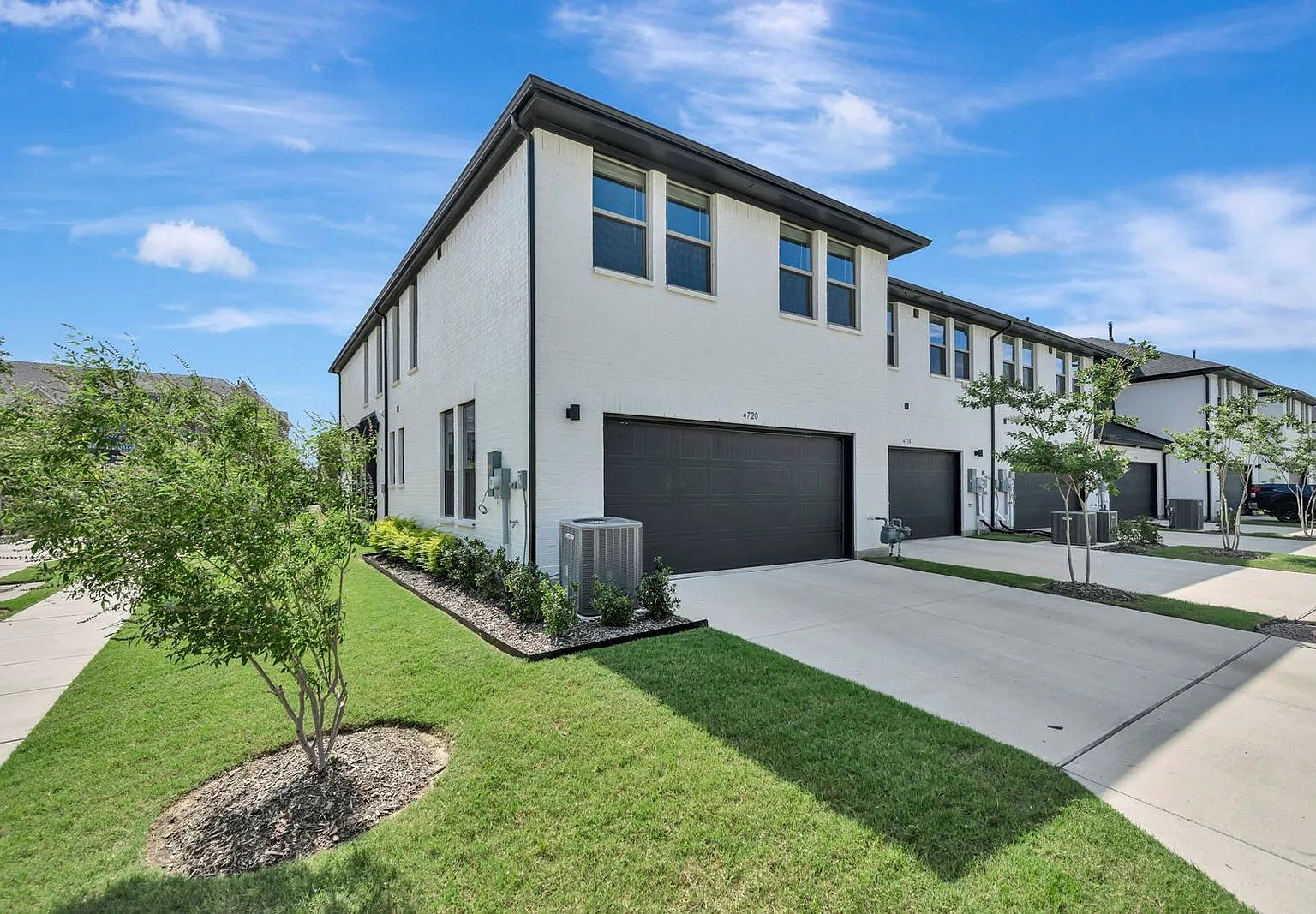 3 bed, 2.5 bath, 2076 sqft, $3,300 — Photo 3