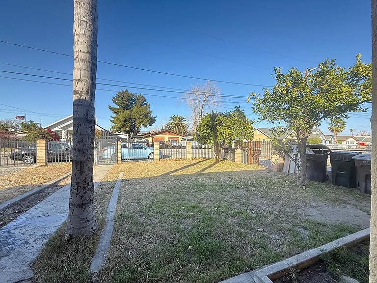 820 E C St — Photo 17