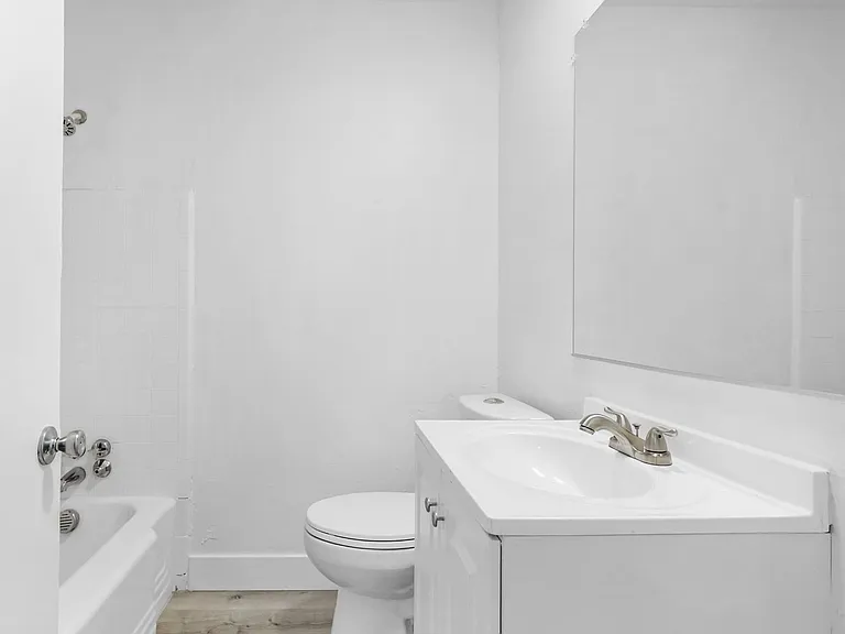 Country Club Apartments — Photo 24