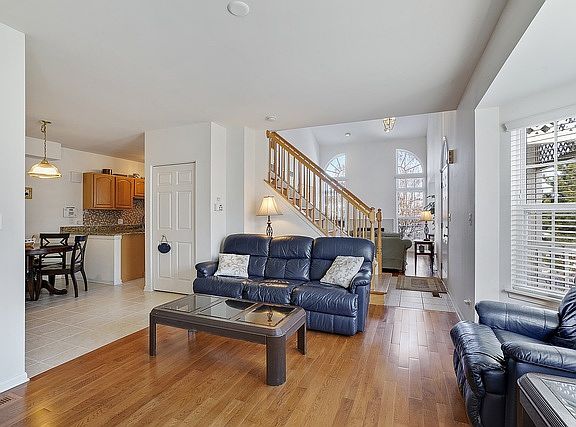 4th image of 296 Lunt Ave