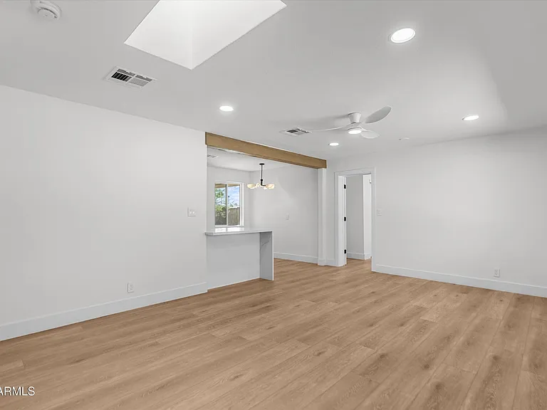 543 W 17th St — Photo 26