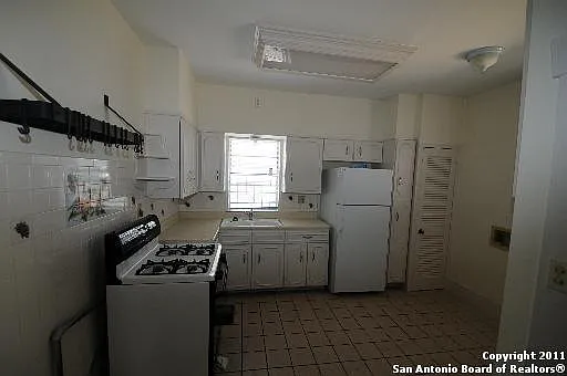 423 W Huisache Ave — Photo 9