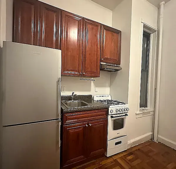 309 W 54th St #1D — Photo 3