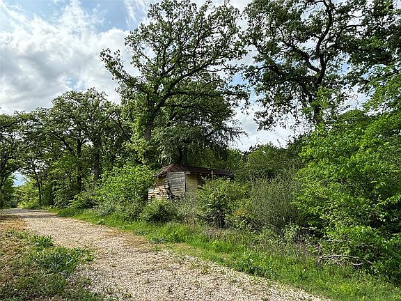 5th image of 161 Aspen Rd