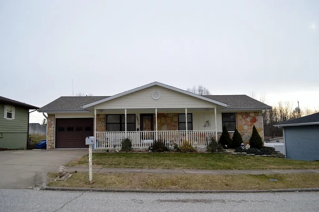 2820 Hillside Dr photo 1