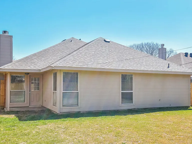 717 Rockett Ln — Photo 14