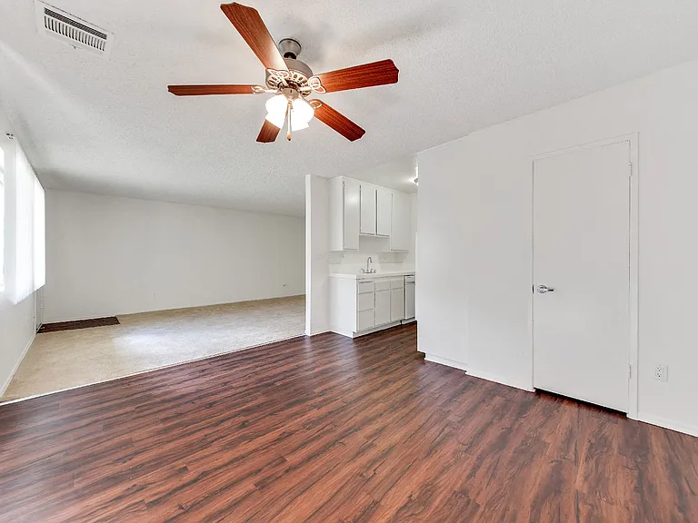 13157 Riverside Dr — Photo 44