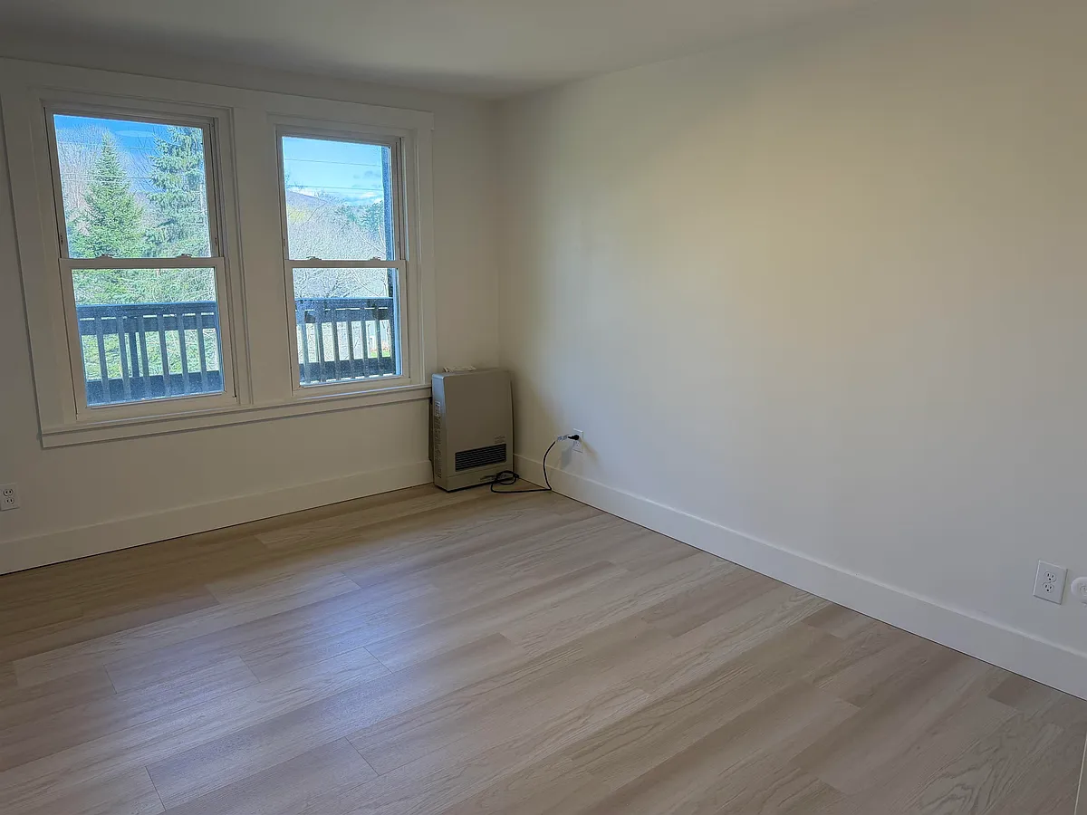 Building Photo - 473 Maple St #5