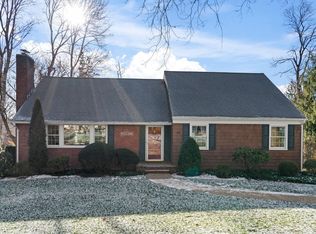 8 Mill Pond Ln, Centerport, NY 11721