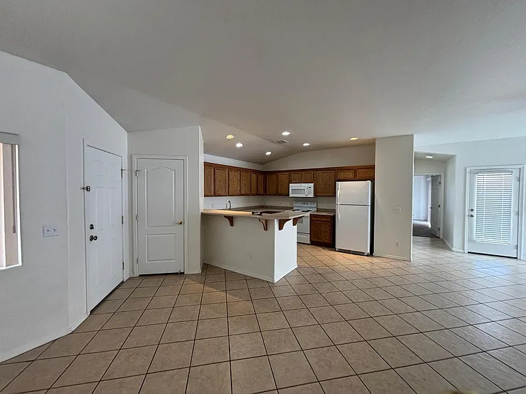5036 E Catalina Ct — Photo 2