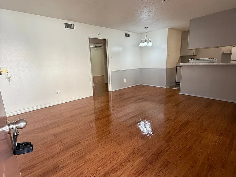 400 Johnson Dr — Photo 17