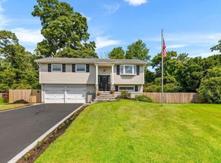 7 Regina Ct, Bay Shore, NY 11706