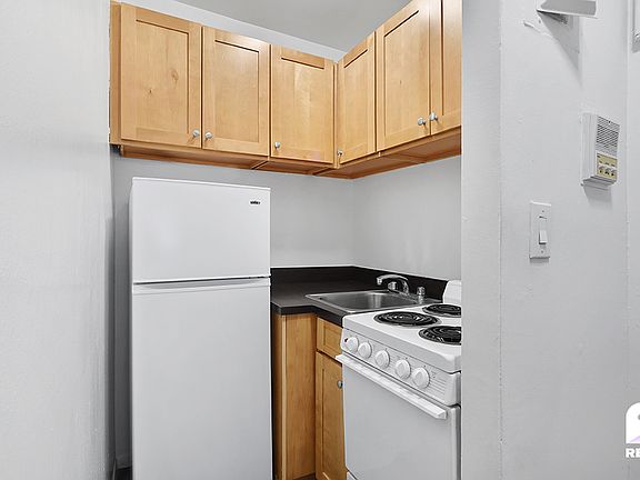 3rd image of 228 E 81st St APT 1D