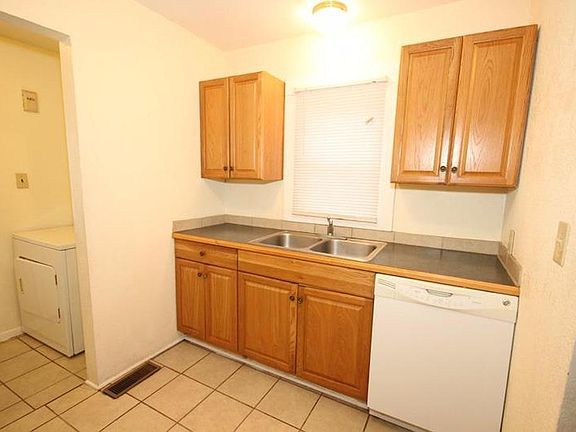 3rd image of 1602 Bradley Ave