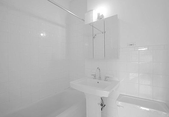 3rd image of 160 W 71st St APT 17D