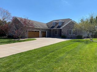 5 Smokey Ct, Bloomington, IL 61704