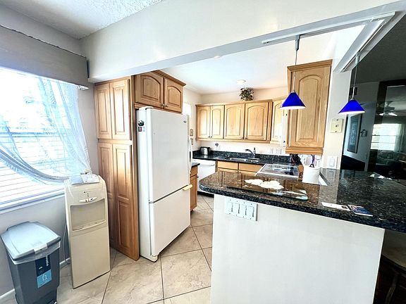 4th image of 328 Farnham P