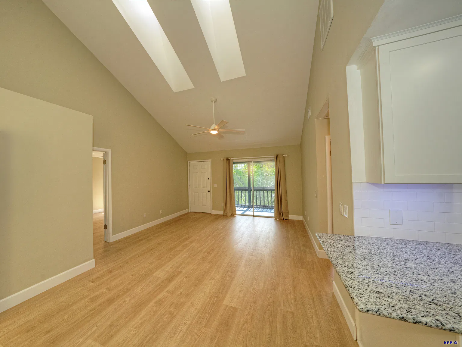 2 bed, 1177 sqft, $2,200 — Photo 4