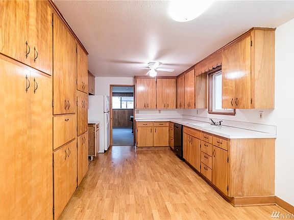 5th image of 4811 161st St E
