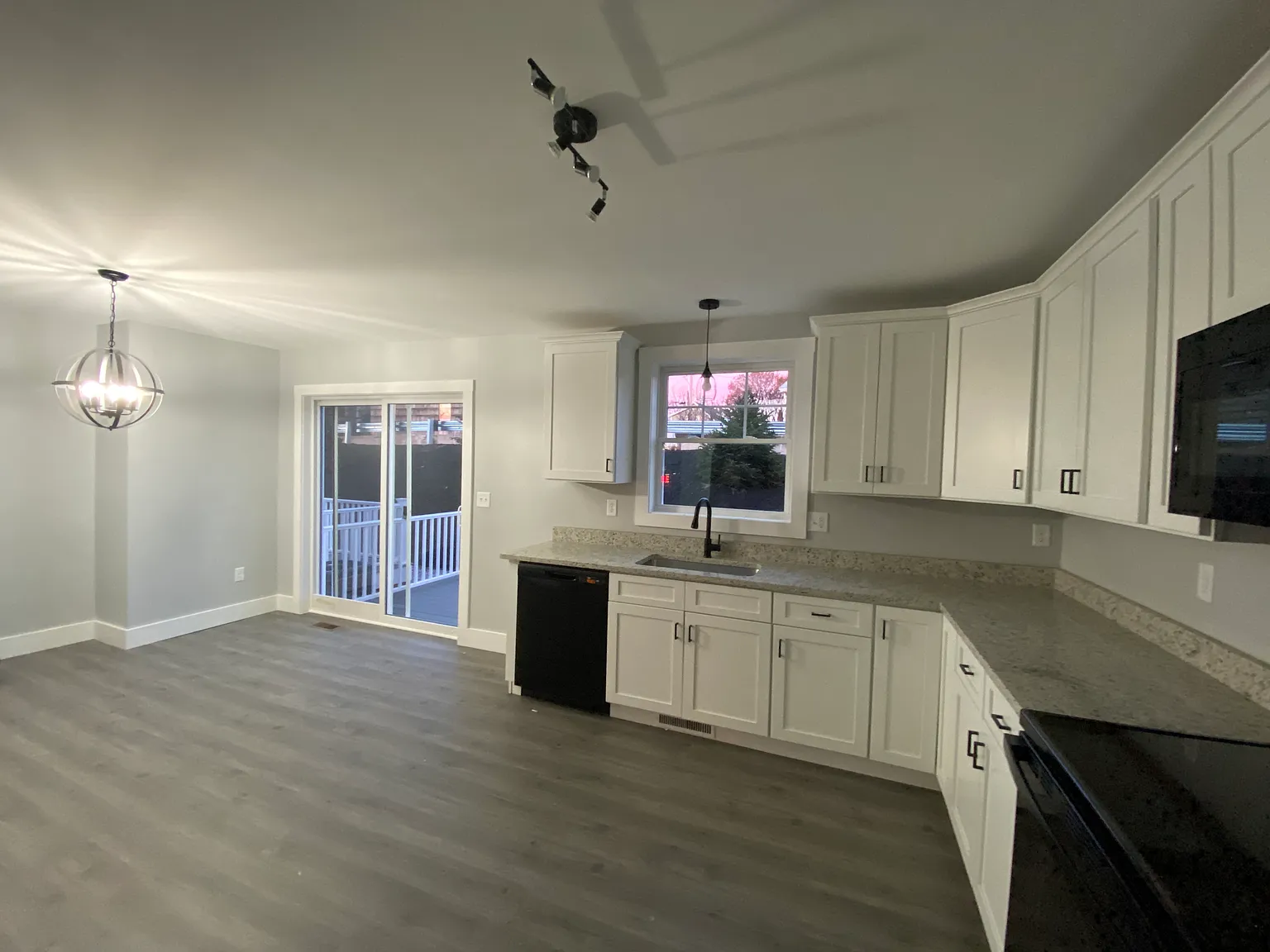 3 bed, 1.5 bath, 2100 sqft, $2,650 — Photo 2