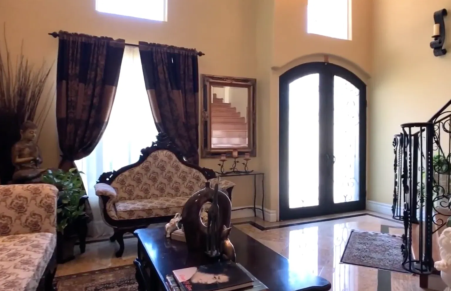 5 bed, 3140 sqft, $8,600 — Photo 2