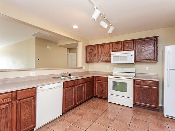 5th image of 3313 S 80th Dr