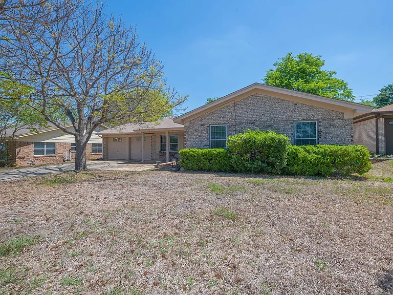 303 Manning Dr — Photo 3