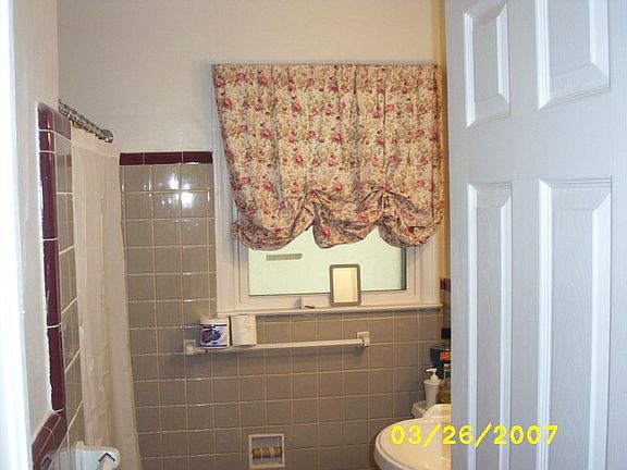 nice bright bathroom