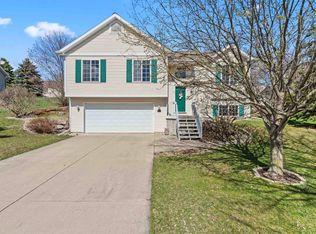 112 Stonefield Cir, Mount Horeb, WI 53572