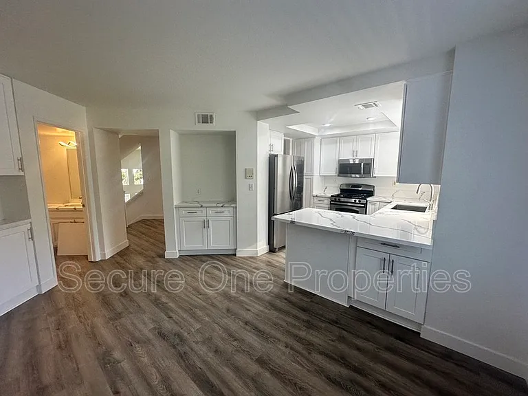 674 Warwick Ave — Photo 15