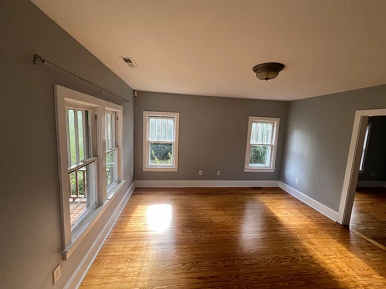 2024 Rhodes Ave — Photo 2