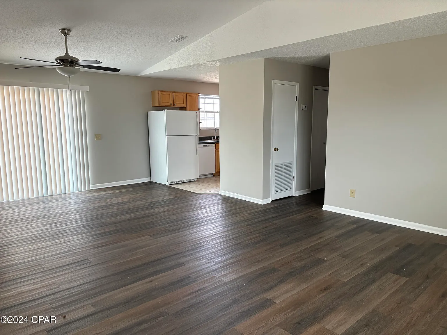 2 bed, 1.5 bath, 1040 sqft, $1,595 — Photo 2