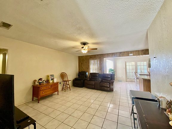 5th image of 707 E 9th St