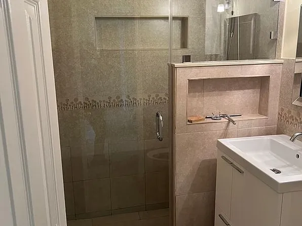 611 SW 10th St, Hallandale Beach, FL 33009